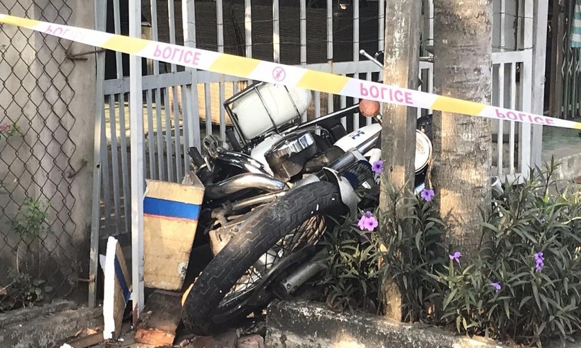 Xe CSGT bị tông văng trên vỉa hè Ảnh: Phùng Sơn