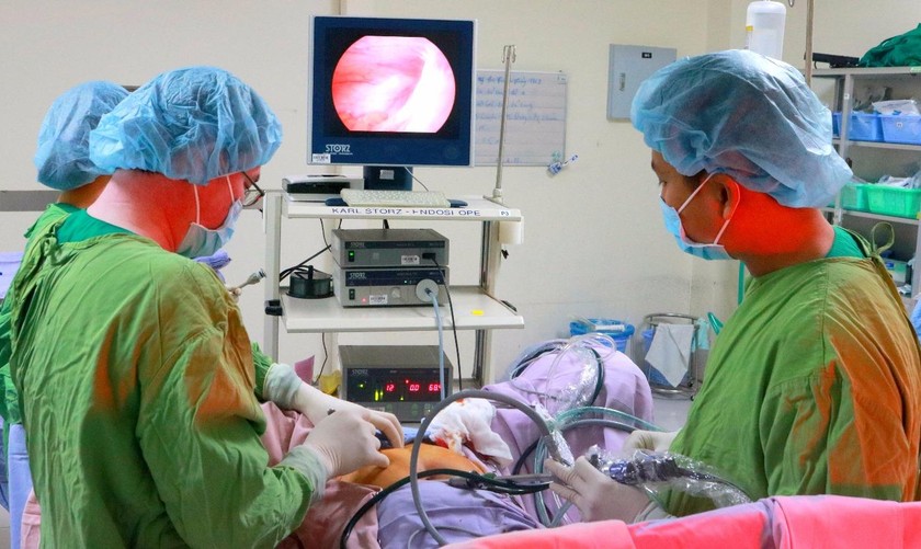 Đội ngũ bác sĩ của khoa Sản, Bệnh viện đa khoa Hoàn Mỹ Cửu Long đang thực hiện điều trị cho 1 bệnh nhân sa sinh dục