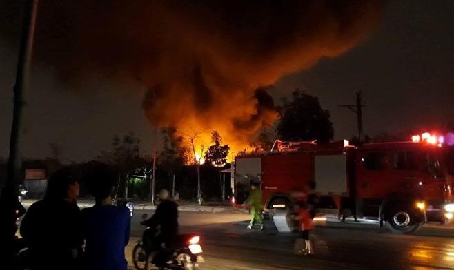 Hà Nội: Lại cháy lớn ở xưởng phế liệu tại làng Tân Triều