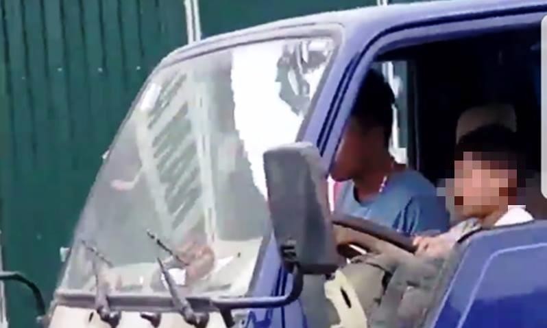Hình ảnh cậu bé đang điều khiển xe ô tô tải gây xôn xao dư luận (Ảnh cắt từ clip)