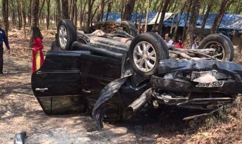 Đồng Nai: Ô tô nổ lốp tông trúng xe máy, 2 người tử vong