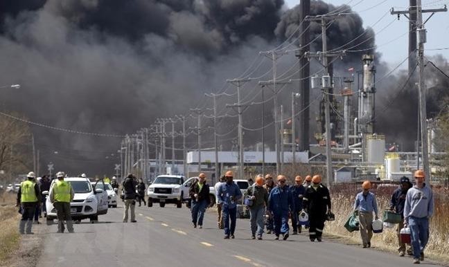 ​Khói bốc lên dày đặc từ hiện trường vụ nổ nhà máy lọc dầu Husky Energy. (Nguồn: AFP/TTXVN)