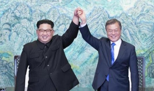 Tổng thống Hàn Quốc Moon Jae-in (phải) và Nhà lãnh đạo Triều Tiên Kim Jong-un (trái) nhất trí hướng tới một giải pháp hòa bình bền vững tại Hội nghị thượng đỉnh liên Triều ở làng đình chiến Panmunjom ngày 27/4. YONHAP/ TTXVN