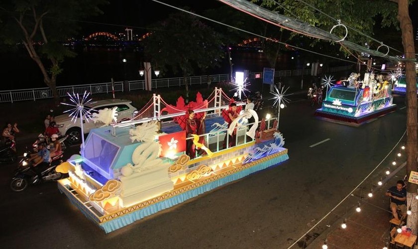 Ngắm 12 cây cầu lộng lẫy trong Carnaval đường phố DIFF 2018