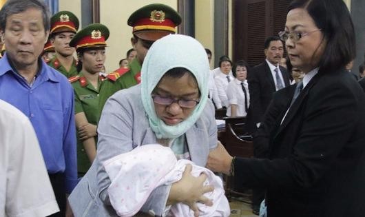 bị cáo Bùi Thị Kim Loan (Kế toán Cty TNHH Phú Mỹ) tiếp tục mang trẻ sơ sinh đến phòng xử.