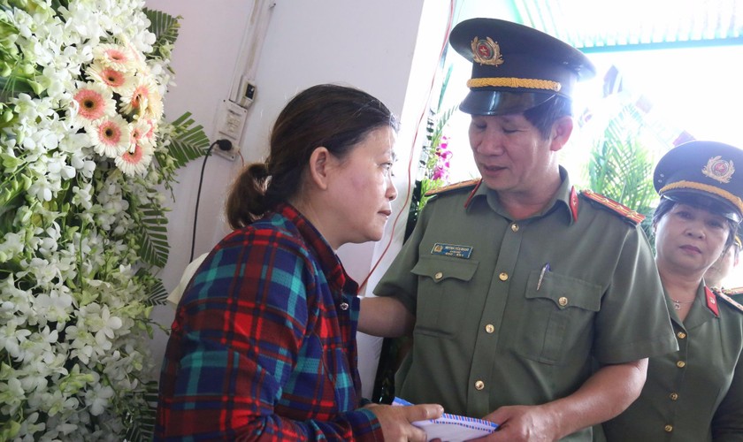 Đại tá Huỳnh Tiến Mạnh – Giám đốc công an tỉnh Đồng Nai đến động viên, chia sẻ nỗi mất mát đối với gia đình hiệp sĩ Nam.