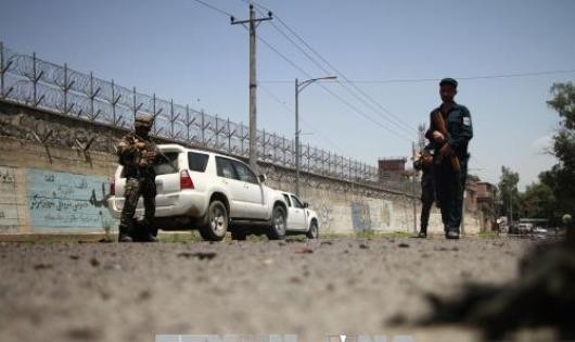 Lực lượng an ninh Afghanistan điều tra tại hiện trường vụ đánh bom liều chết ở Jalalabad, thủ phủ tỉnh Nangarhar ngày 11/6. Ảnh: THX/TTXVN