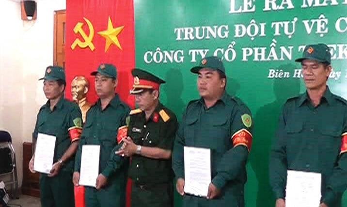 Ra mắt Trung đội tự vệ của một công ty cổ phần trên địa bàn Biên Hòa.