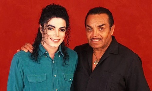 Michael Jackson (trái) bên bố. 
