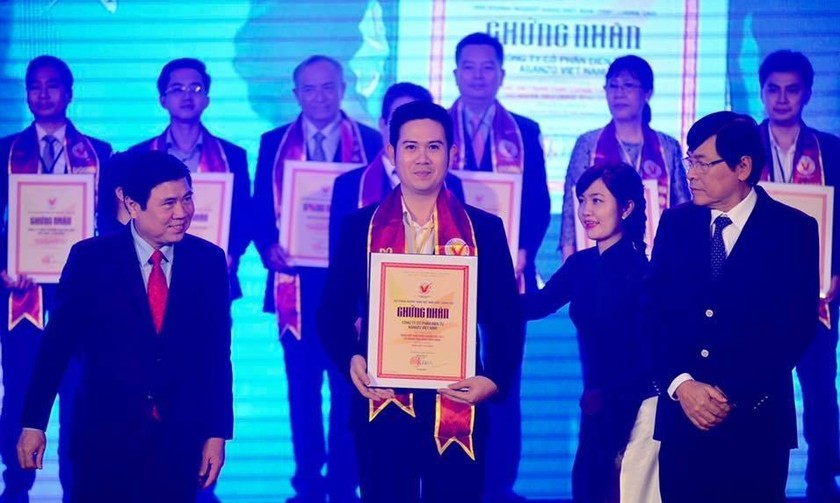 Chủ tịch HĐQT công ty Asanzo Phạm Văn Tam nhận giải thưởng về thương hiệu.