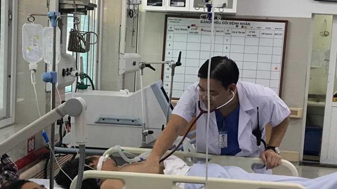  Tiến sĩ Anh Tuấn khám cho nam bệnh nhân bị hôn mê nghi do sốc nhiệt. Ảnh Nam Sơn
