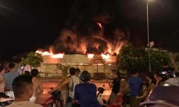 Vụ cháy kinh hoàng ở chợ Gạo: Nghẹt thở giây phút phá cửa cứu hai cháu bé bị mắc kẹt trong nhà