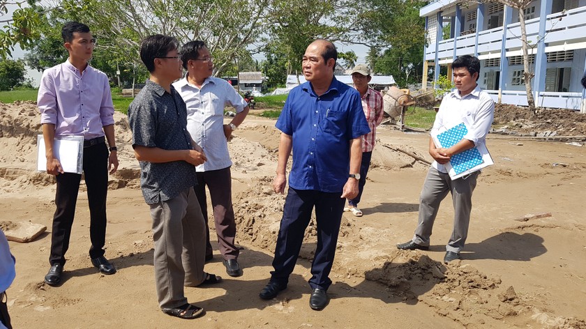 Ông Dư Bé Ba, Chủ tịch UBND huyện U Minh trong chuyến làm việc chuyển khai kế hoạch xây dựng NTM tại xã Khánh Tiến (áo xanh)