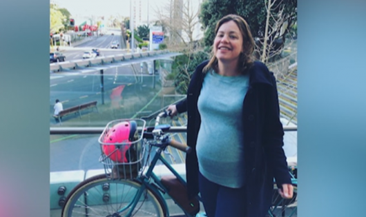 Nữ bộ trưởng tự đạp xe tới bệnh viện sinh con