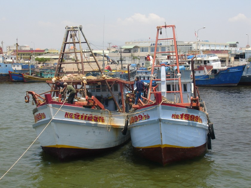  Đôi tàu giã cào bay tỉnh Kiên Giang tại bến neo đậu tàu thuyền Phan Thiết  