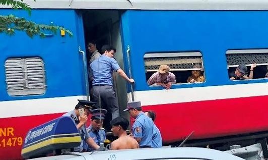 Hà Nội: Tàu hỏa va xe máy đi ngang đường dân sinh