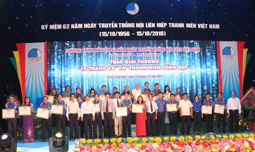 Hội LHTN Việt Nam trao giải thưởng “15 tháng 10” và giải thưởng “Thanh niên sống đẹp”