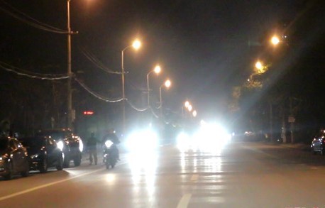 Sử dụng đèn chiếu xa khi tham gia giao thông trong thành phố có bị xử phạt không?