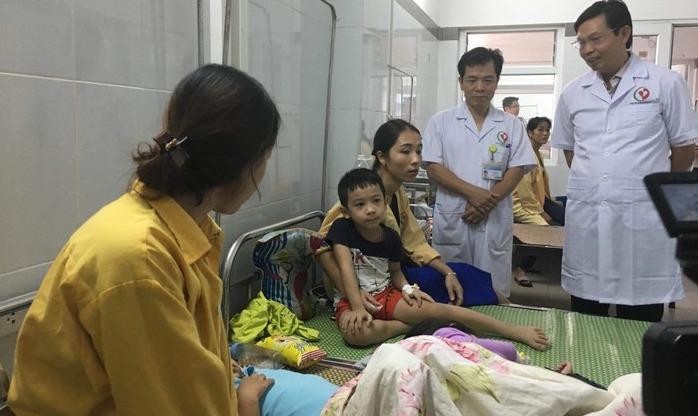 Lãnh đạo Sở Y tế Hà Nội thăm hỏi các bệnh nhi.