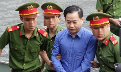 Phan Văn Anh Vũ vừa vào tòa đã kêu "Bị cáo oan quá"!