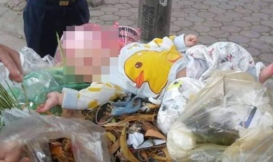 Bé trai 4 tháng tuổi bị vứt trong xe rác