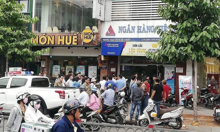 Công an đang khám nghiệm hiện trường vụ cướp ngân hàng Việt Á