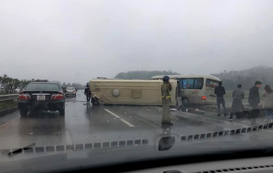 2 xe khách tông nhau trên cao tốc Nội Bài-Lào Cai, nhiều hành khách bị thương