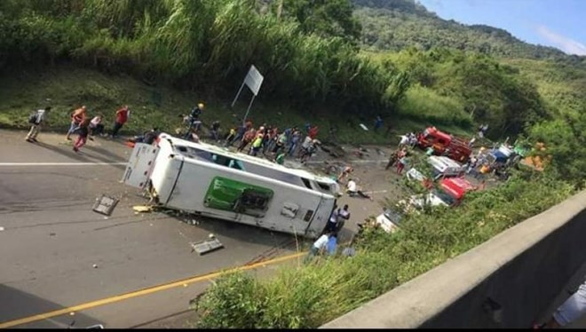 Xe buýt chở đội bóng rổ bị lật, ít nhất 13 người thiệt mạng