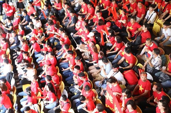  Cổ động viên Việt Nam 'nhuộm đỏ' sân Bukit Jalil