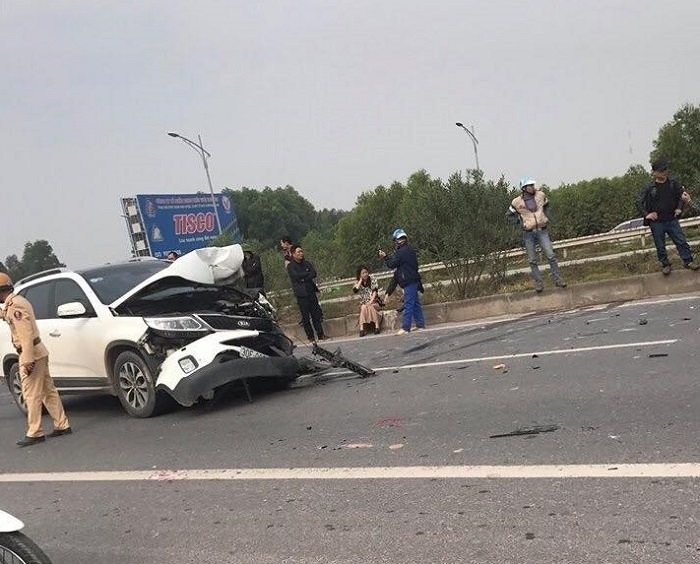 Ford Ranger lật ngửa trên cao tốc Hà Nội - Bắc Giang sau vụ TNGT