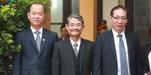 Luật sư Phạm Quang Hưng (ngoài cùng bên trái) 