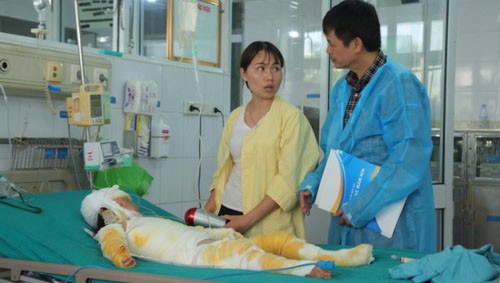 Đại diện Bộ GD&ĐT, ông Nguyễn Bá Minh - Vụ trưởng Vụ Giáo dục mầm non thăm các cháu bị bỏng đang điều trị tại Viện bỏng quốc gia. Ảnh: Việt Hà