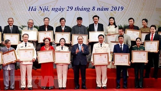 Thủ tướng Nguyễn Xuân Phúc trao tặng danh hiệu nghệ sỹ nhân dân cho các nghệ sỹ. (Ảnh: TTXVN)