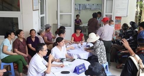 Người dân đến khám tại trạm y tế phường Hạ Đình