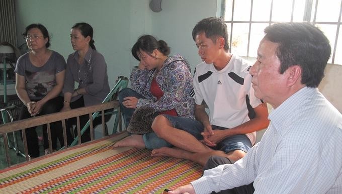 Ông Nguyễn Ngọc Ẩn-Giám đốc Trung tâm Y tế dự phòng tỉnh Đồng Tháp (bìa phải) đến chia buồn với gia đình cháu Trâm.