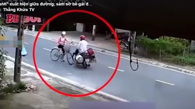 Hình ảnh ông Nguyễn Văn Phong chặn xe rồi sàm sỡ bé gái
Ảnh chụp màn hình