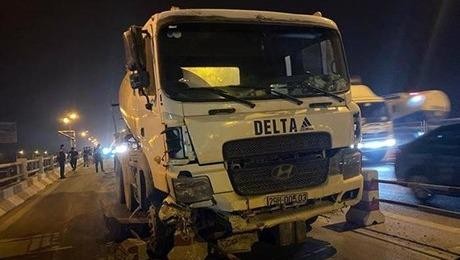 Hà Nội: Xe bồn trộn gây tai nạn trên cầu Thanh Trì