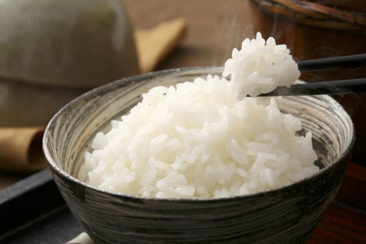 Bệnh nhân tiểu đường có thể ăn cơm gạo trắng bình thường với nguyên tắc giảm lượng cơm, tăng lượng rau, trái cây, kiểm soát bệnh chặt chẽ.