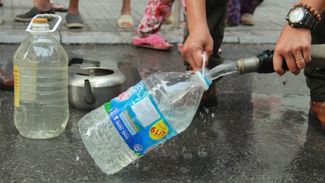 Bộ Y tế xét nghiệm miễn phí cho cư dân vùng sử dụng nước sạch sông Đà nhiễm dầu thải