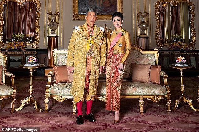 Vua Rama X và hoàng quý phi tại cung điện hoàng gia. Ảnh: REUTERS