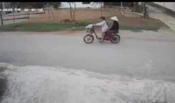 Hình ảnh camera ghi lại cảnh Tâm chở bà nội bằng xe đạp điện trước khi mất tích.
