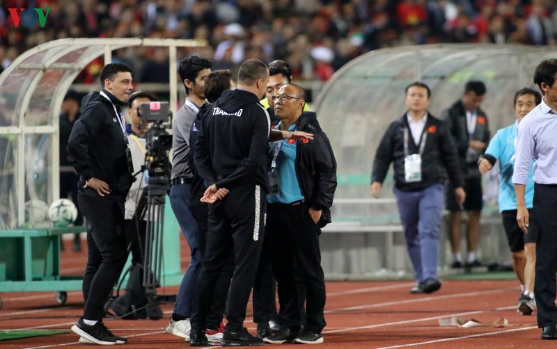  HLV Park Hang-seo va chạm với HLV thủ môn ĐT Thái Lan. Ảnh: VOV