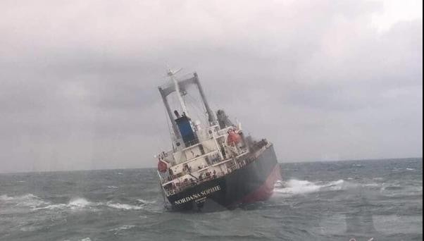 Chiếc tàu bị nghiêng rồi chìm hẳn xuống biển