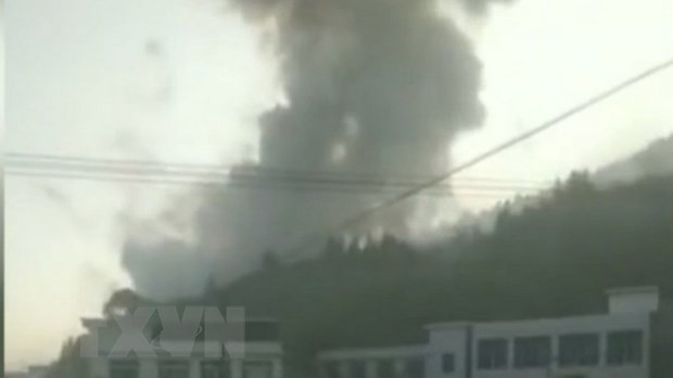 Khói bốc lên từ hiện trường vụ nổ nhà máy pháo hoa tại tỉnh Hồ Nam, Trung Quốc ngày 4/12 vừa quua. (Ảnh: CCTV/TTXVN)