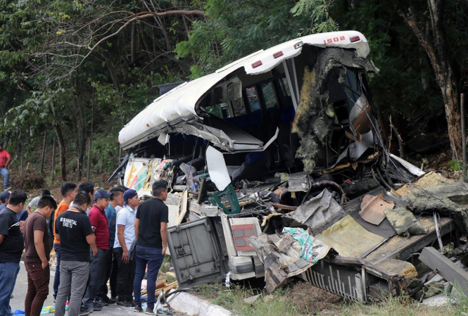 Xe buýt nát đuôi sau cú đâm xe tải, 21 người mất mạng