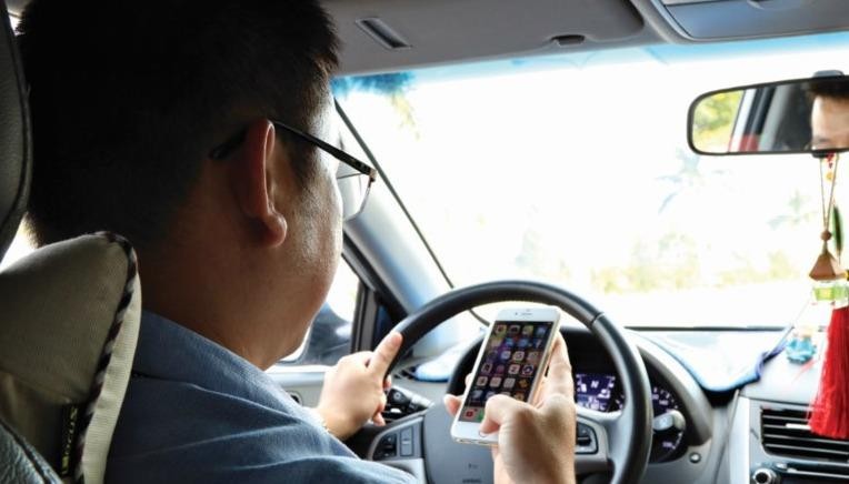 Người lái xe ô tô vẫn dùng điện thoại di động bằng tay sẽ bị xử phạt đến 2 triệu đồng