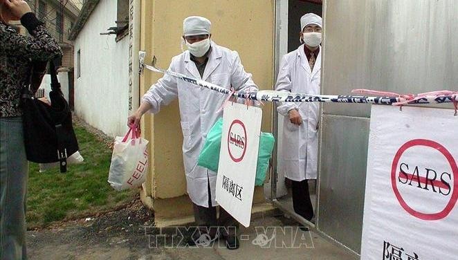 Nhân viên y tế làm việc tại bệnh viện ở Nam Kinh, Trung Quốc, trong bối cảnh bùng phát hội chứng viêm đường hô hấp cấp (SARS), tháng 5/2003. Ảnh tư liệu: AFP/TTXVN