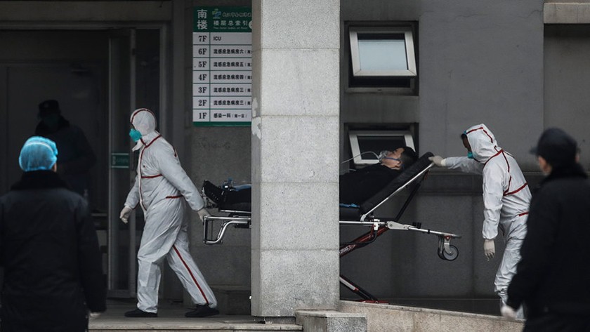 Nhân viên y tế chuyển một bệnh nhân đến bệnh viện Jin Yintan ở thành phố Vũ Hán. ẢNH GETTY / STRINGER

