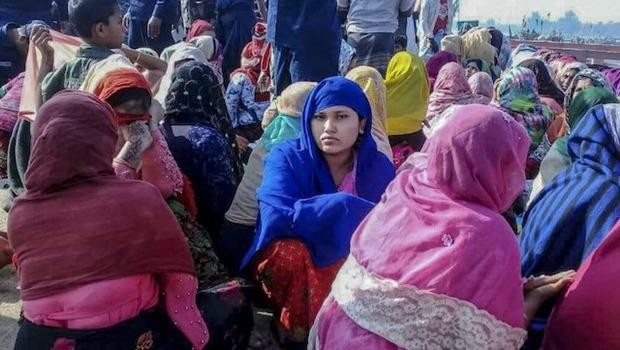 Người di cư Rohingya được cứu sau vụ lật tàu. (Nguồn: AFP)