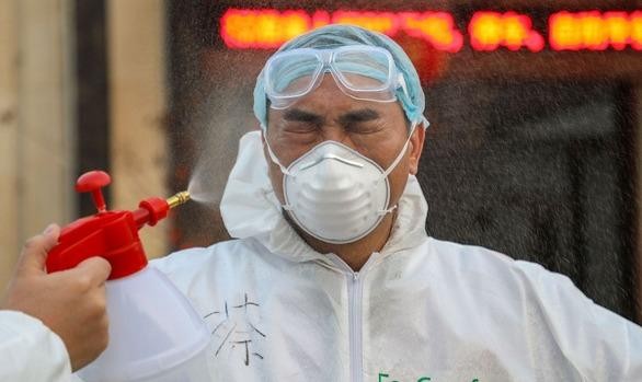 Một bác sĩ Trung Quốc trong khu vực cách ly bệnh nhân nhiễm virus corona ở thành phố Vũ Hán - Ảnh: AFP